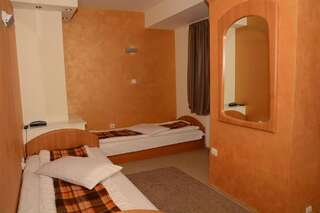 Отель Hotel Intim Рэдэуци Двухместный номер с 1 кроватью или 2 отдельными кроватями-1
